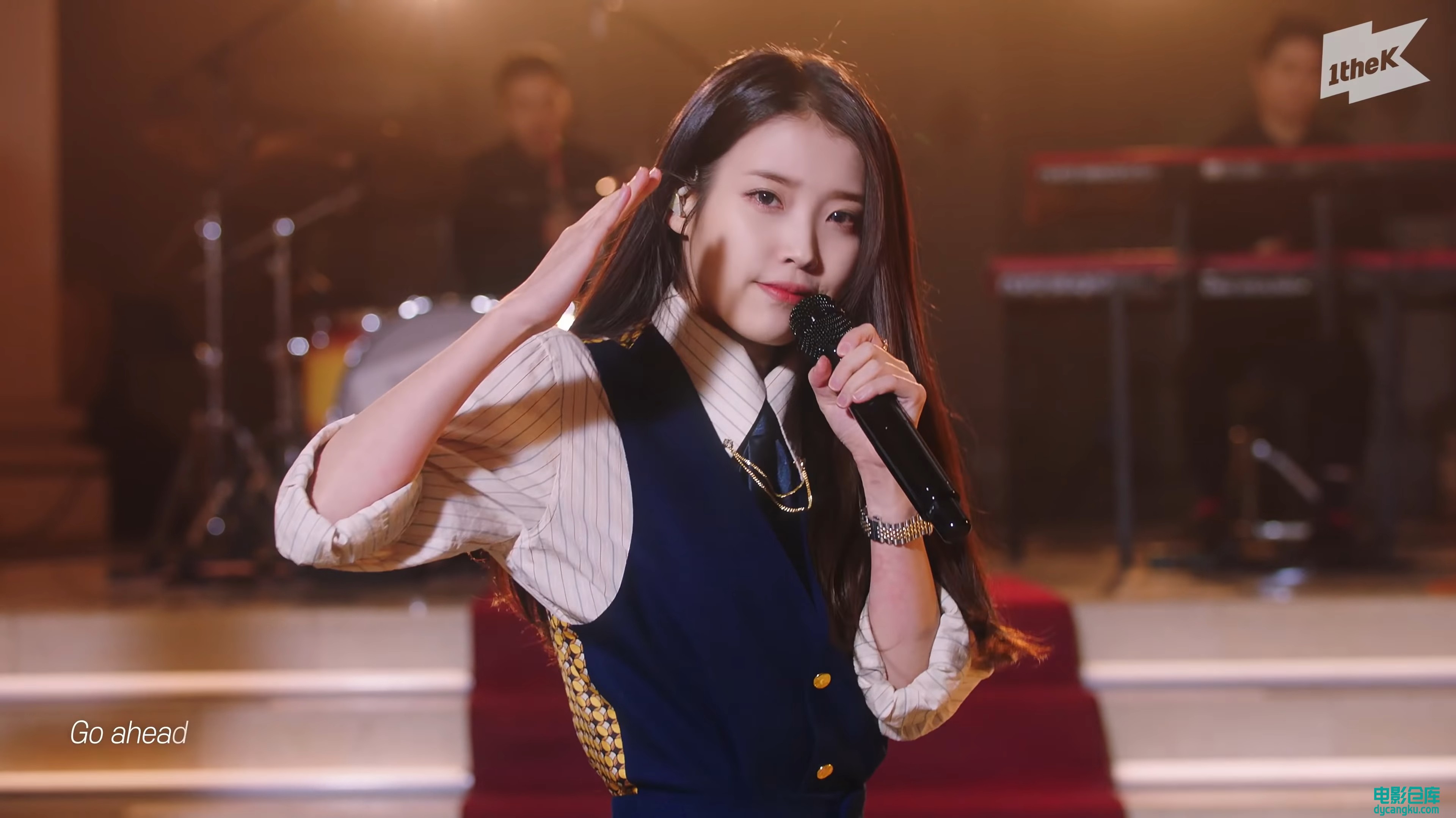 [电影仓库dycangku.com]韩国IUl-LI知恩2021年Xin歌４K超清视频.webm_snapshot_00.32.035.jpg