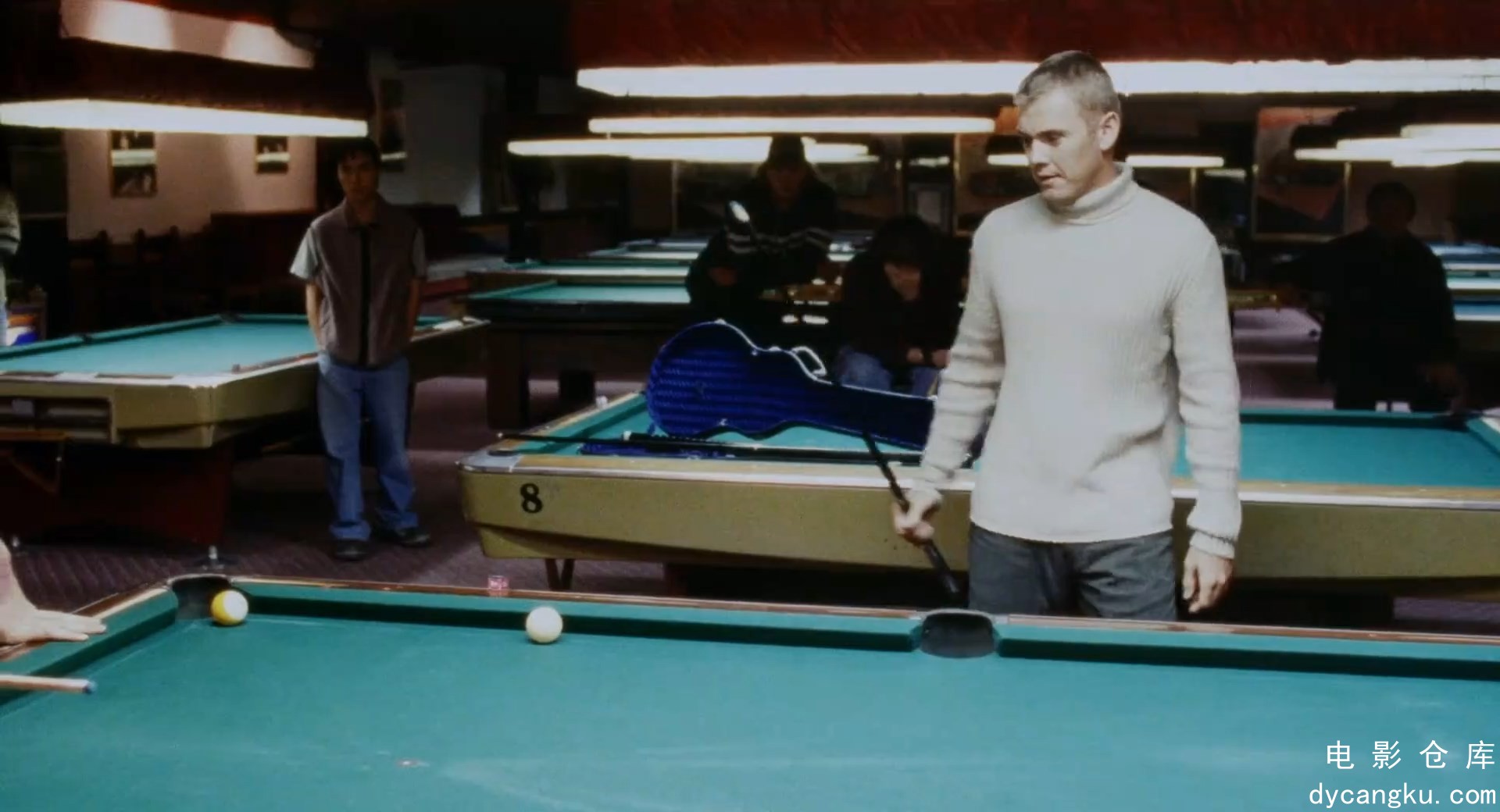 [电影仓库dycangku.com]Poolhall.Junkies.2002.1080p.中英字幕.mp4_snapshot_01.28.16.790.jpg