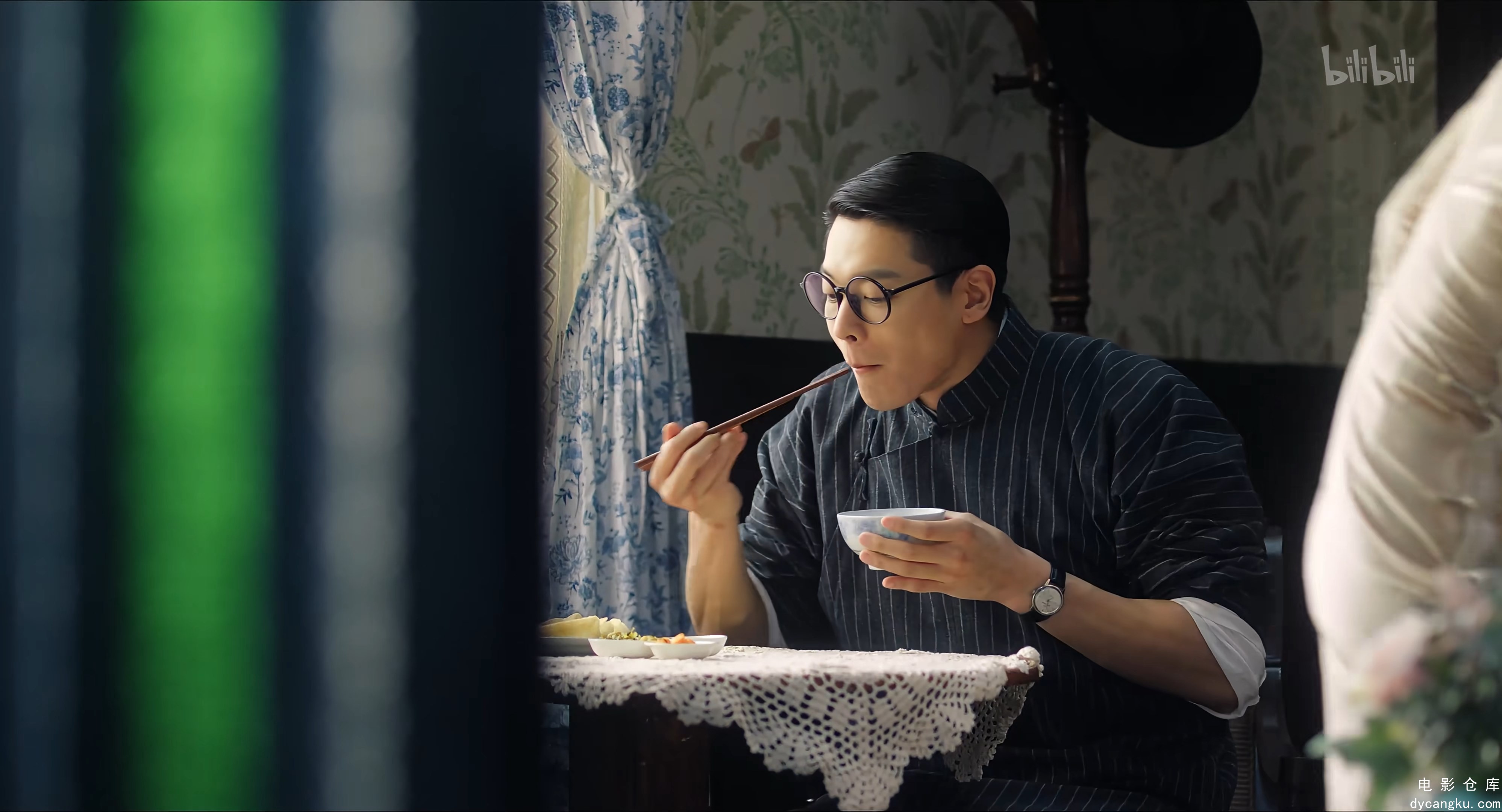 [电影仓库dycangku.com]永不消逝的电波.Red.Radio.Over.Shanghai.2024.2160p.WEB-DL.A.jpg