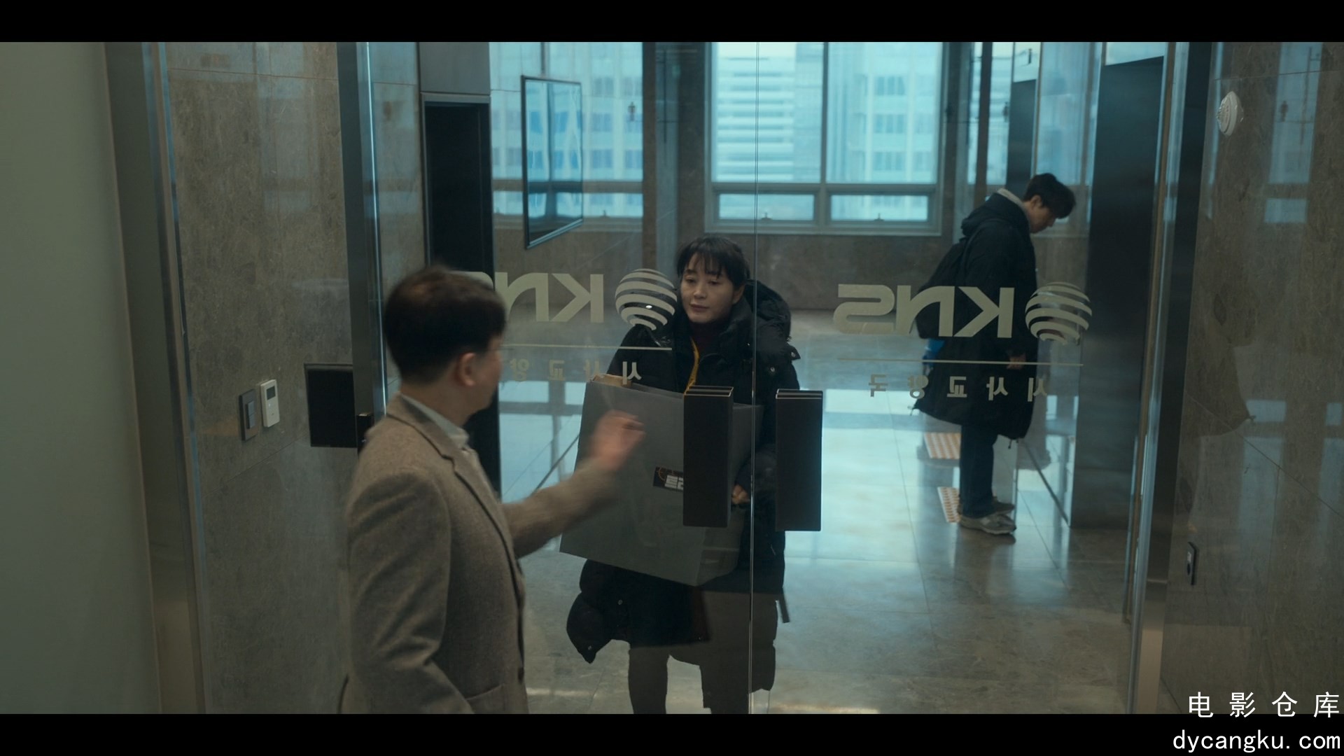 [电影仓库dycangku.com]揭密最前线.Unmasked.S01E01.2025.1080p.DSNP.WEB-DL.DDP5.1.H.jpg
