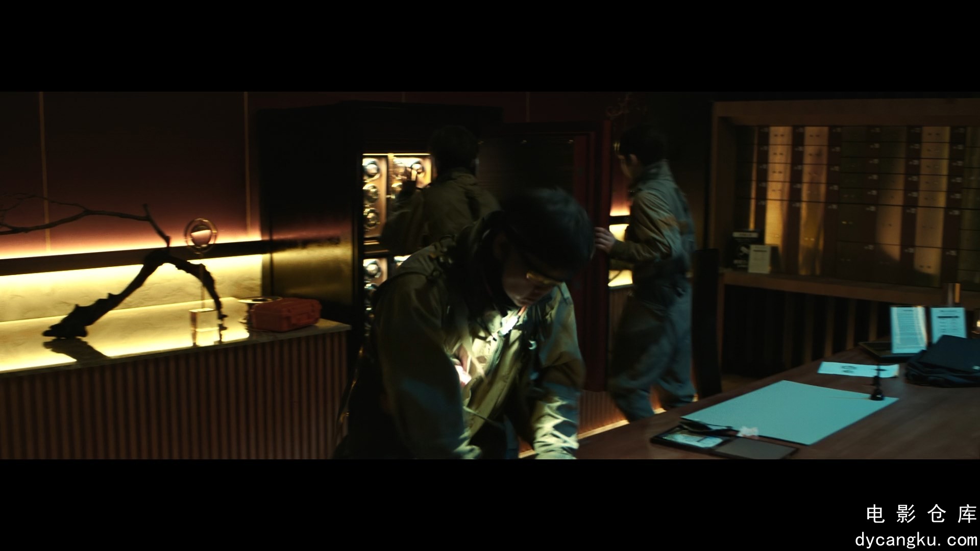 [电影仓库dycangku.com]盗月者.The.Moon.Thieves.2024.1080p.DSNP.WEB-DL.H264.DDP5.1.jpg